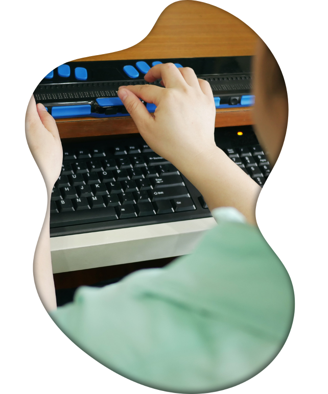 Teclat braille Persona fent servir un teclat braille amb l'ordinador